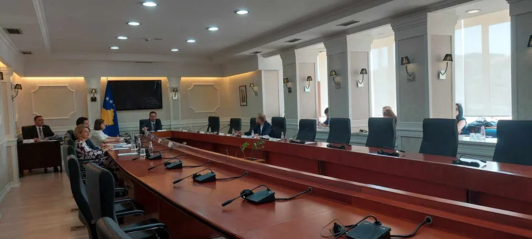 LDk e AAK lëshojnë sallën ku po mbahej mbledhja e Kryesisë, kjo është arsyeja