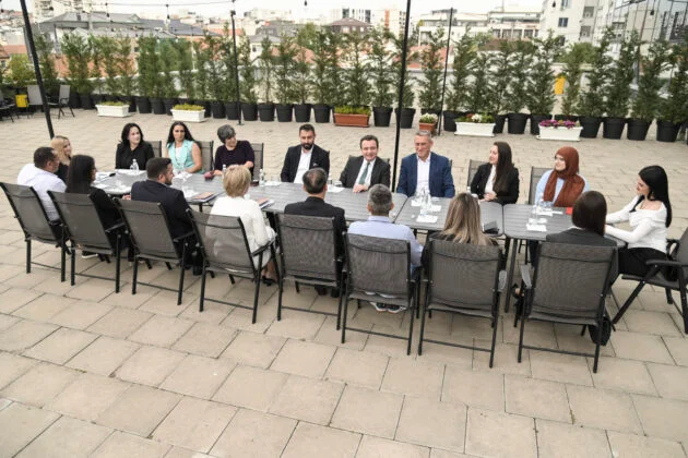 Kurt no pertenece al balcón del gobierno, conoce a Luli de Leposavich