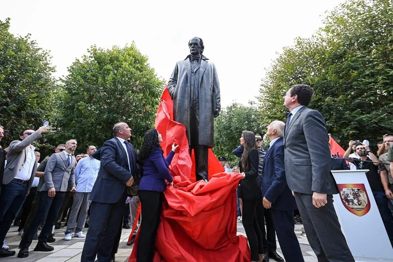 Kurti <x0 títulos garantizadox1 título pocos meses antes de las elecciones, exalta Rugova: Representa sus políticas para la libertad, la democracia y la independencia
