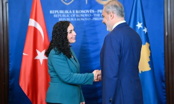Osmani après une rencontre avec Fidan: Nous avons parlé de collaboration en politique et protection étrangères