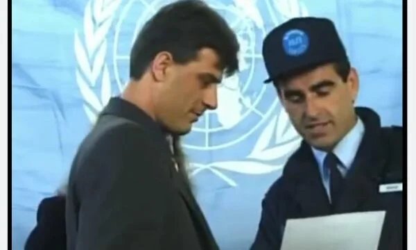 Krasniqi wünscht das 25-jährige Jubiläum der PKE mit einem Video von 1999, der Tag Thaci eröffnete die Schule der ShPKA.