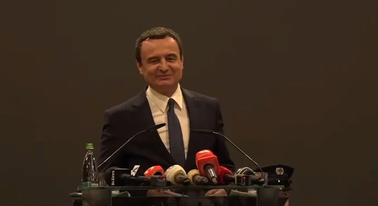 Río para en el momento en que Kurti lanza discurso para la Policía de Kosovo