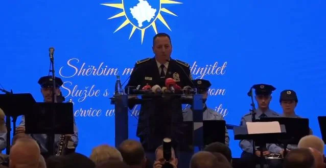 Per la prima volta, la polizia del Kosovo fa l'inno