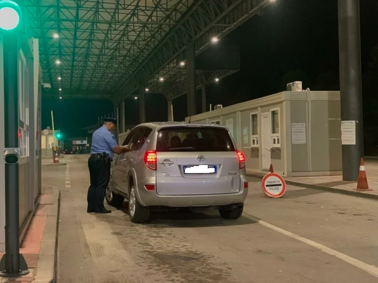 La polizia conferma: 2 km di Merdare ha raccolto un piccolo numero di persone