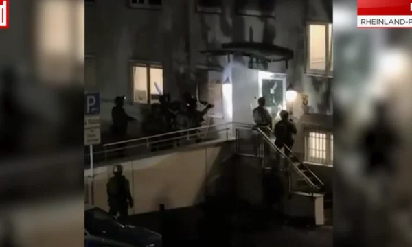 Alemania: navaja albanesa en la mano gritando:
