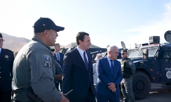 Sobald er von Steinen angegriffen und beleidigende Polizei angegriffen wurde, würdigt Kurt sie heute: Unsere Polizei, mehr Capable und Professional