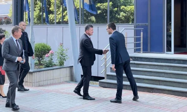 Lajcak arrive au gouvernement, rencontre Bisimi