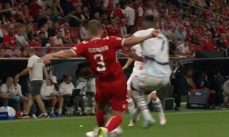 Granit Jaka en cuatro minutos es sentenciado dos veces y excluido del partido