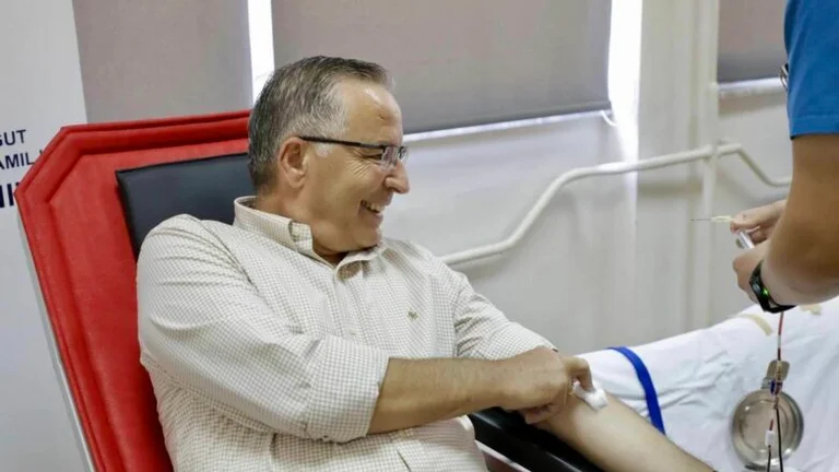 Hamza donates blood: It is our responsibility to solidify ourselves with people in need