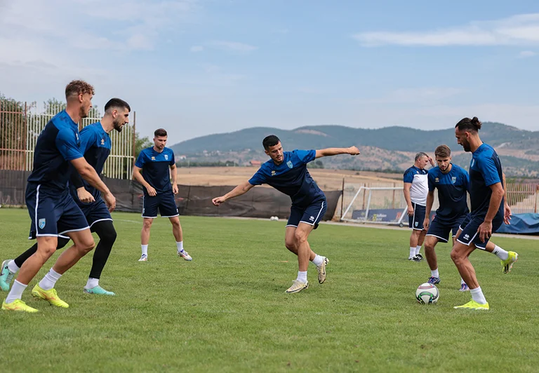 Kosovo Nationalist führt Lichtübung Vor dem Spiel mit Rumänien