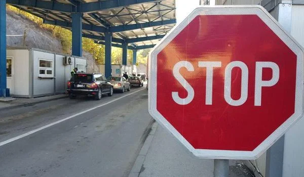 Twee Servische onderdanen stopten, valse documenten werden gevonden in de auto