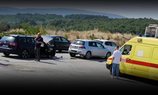 Tre feriti dopo un incidente tra tre veicoli a Pristina-Peje-Peje-Pecretrell