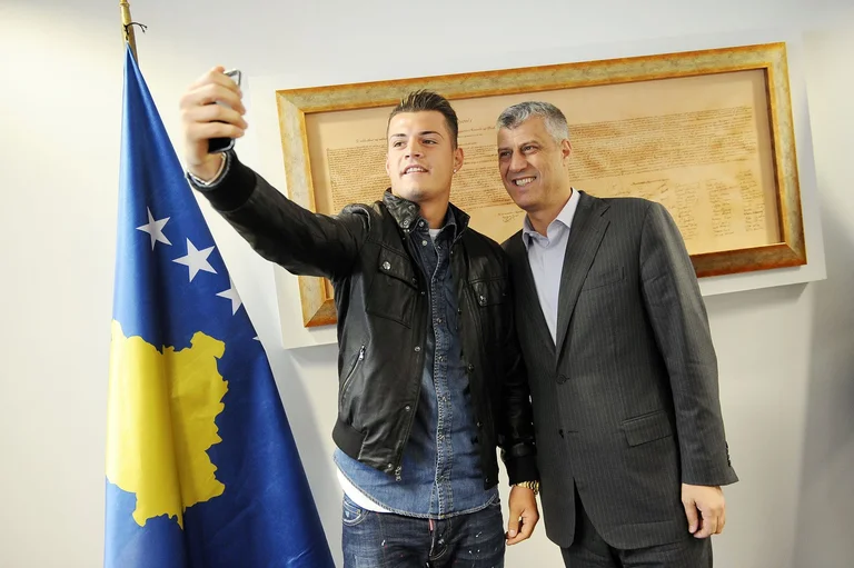 Andrew gratuliert Jaka, der für Golden Ball nominiert wurde, mit einem Bild der Begegnung mit Hashim Thaci