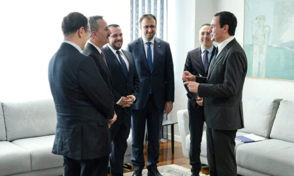 Kurti rencontre le chef de l'industrie turque de la défense, parler de “la possibilité de produire des munitions”