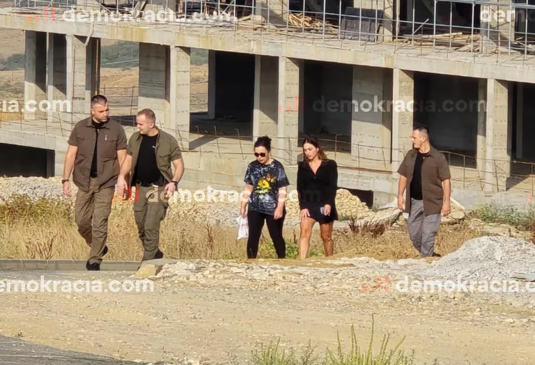 Accompagné de gardes du corps, Vjosa Osmani “inspecte” travaille dans la nouvelle rangée de maisons de luxe dans “