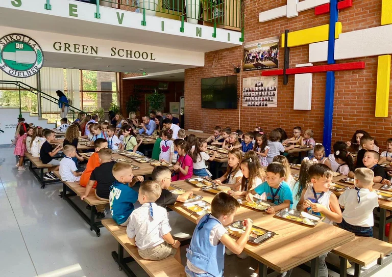 Obadiah publishes pictures of the students feeding at school: Kosovo deserves better!
