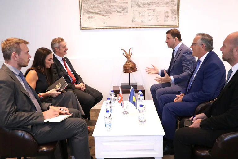 Britisch-Botschafter trifft Hamzas Krasniqi, Talk über Letzte Veranstaltungen, Wahlpläne