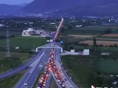Non vedo la fine, guarda la colonna ieri sera come Kosovars è tornato dall'Albania
