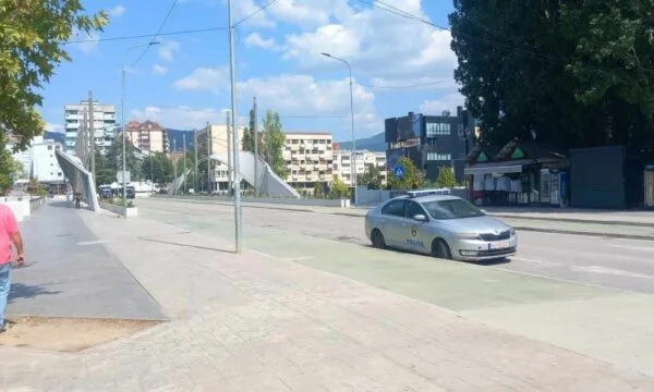 Fin de los ejercicios, varias horas más tarde los soldados de la KFOR salen del Puente Ibër