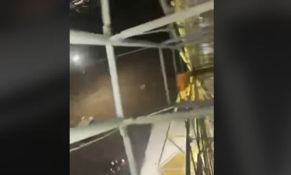 Panic in Pristina Park, einige Menschen bleiben gefangen in einem der Spiele
