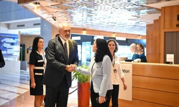 Vjosa Osmani trifft sich mit Edi Rama in Tschechien