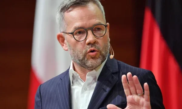 Le politicien allemand frustré que Macro a vendu les avions à Vuchiqi: C'est mon Europe