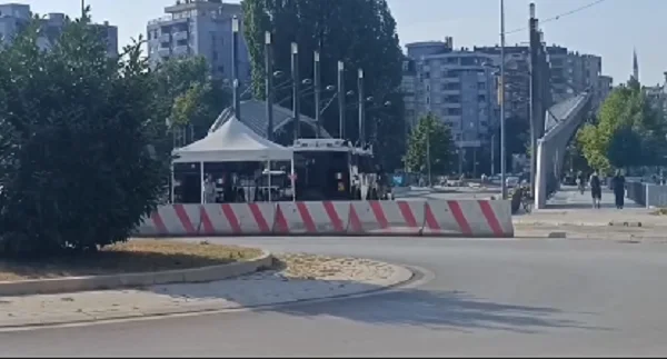 After the police operation in the north, carabinieri place armoured vehicles on Ibër Bridge