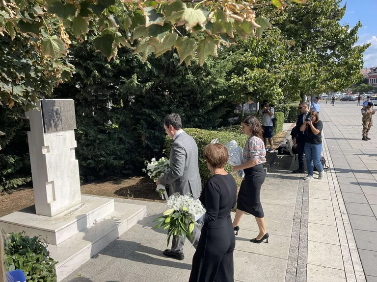 <x0) Kurti seeks pressure from international community for opening Serbian archives