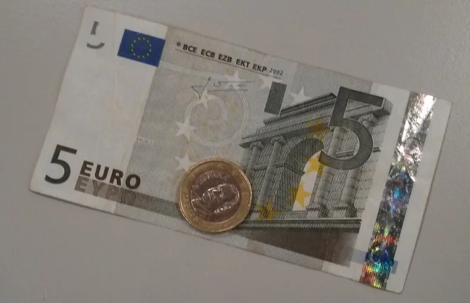 Los sueldos de este mes llegarán con 6,8 euros más