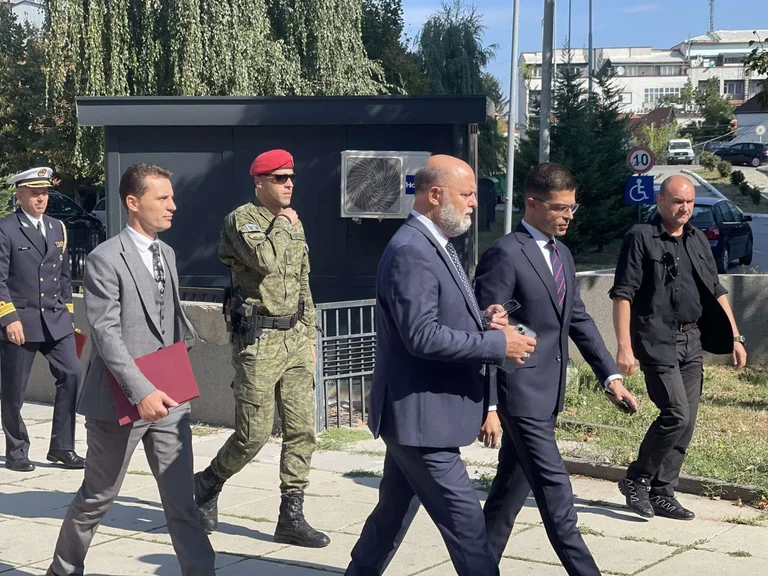 Le ministre albanais de la Défense rencontre Kurti, Macédoine