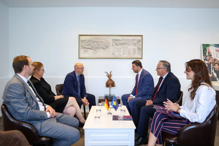 Krasniqi rencontre Emissarin Sarrazin : la coopération avec des partenaires internationaux Très important