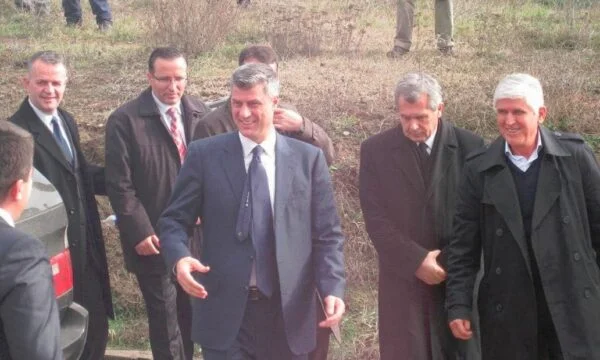La fille de Bedri Hamza publie des photos rares: Temps où la construction de centaines de maisons dans le nord du Kosovo a commencé
