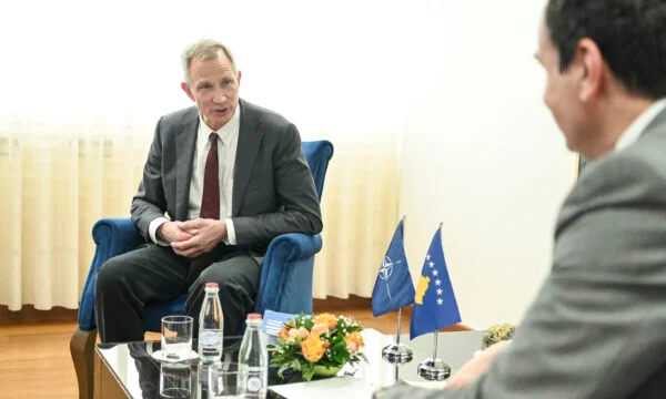 Le haut fonctionnaire de l'OTAN arrive au Kosovo aujourd'hui en disputant avec le pont Ibër