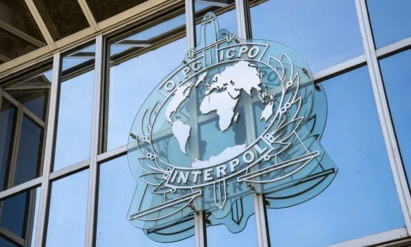 Ein Richter Ehemann, Interpol, bedroht in Deutschland zwei Albaner, die groß erklärt haben