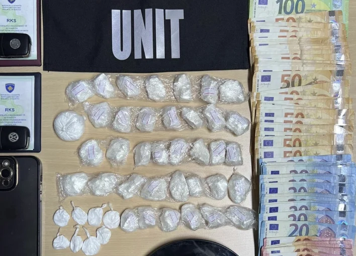 La polizia ha preso oltre 40 pacchetti con narcotici, soldi e armi da fuoco