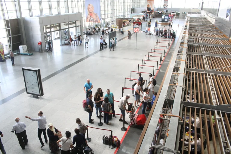 Punëtorët e larguar nga Aeroporti i Prishtinës i drejtohen Gjykatës Kushtetuese