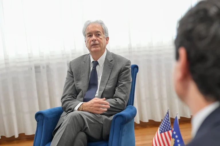 Vizita e shefit të CIA në Kosovë, si e kishte informuar ky shërbim Shtëpinë e Bardhë për trupat serbe në kufi
