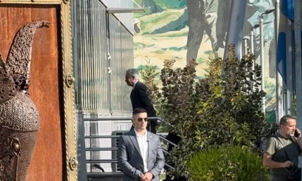 CIA chief arrives at the government facility, is expected to meet with Kurt.