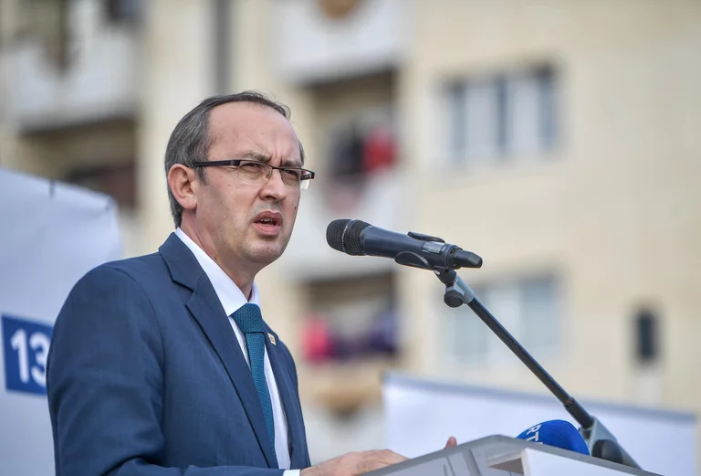 Hoti për blerjen e librave: Argumenti se po kursehet buxheti është mashtrim
