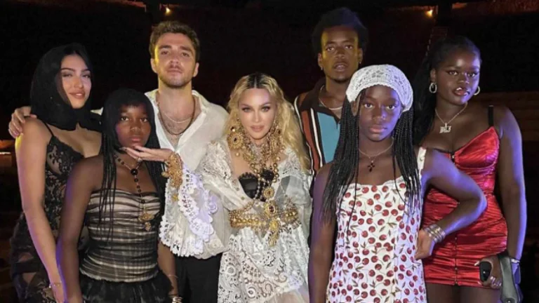 Madonna poston një foto të rrallë me të gjashtë fëmijët teksa festoi ditëlindjen e 66-të në Itali