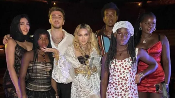 Madonna affiche une photo rare de six enfants tout en célébrant son 66ème anniversaire en Italie