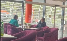 “Kafe, urinim…”, Kështu Adi Krasta e shpjegon takimin me Dejona Mihalin