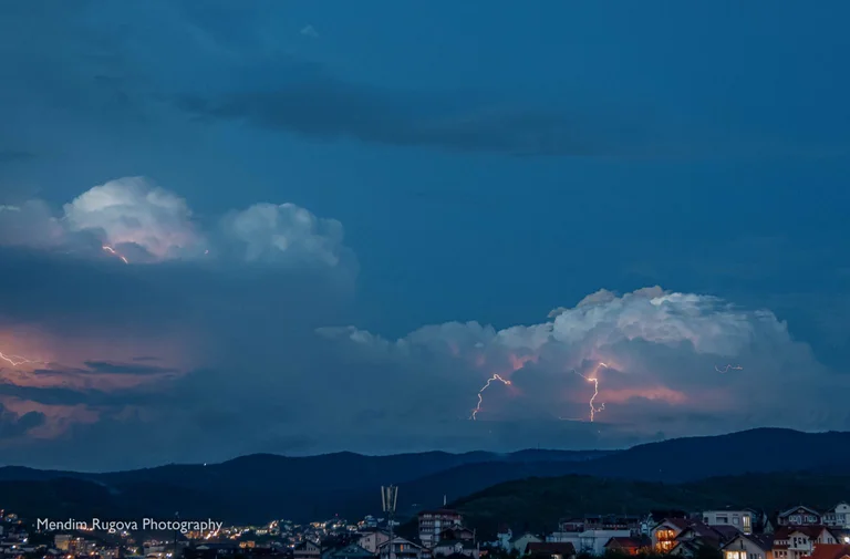 Pamje të rrufesë sonte në Prishtinë