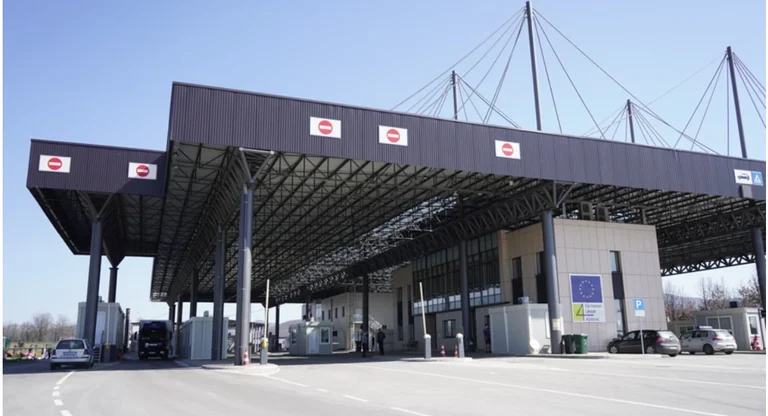 Sot më pak kolona në pikat kufitare, vetëm në Merdare pritjet zgjasin deri në 2 orë