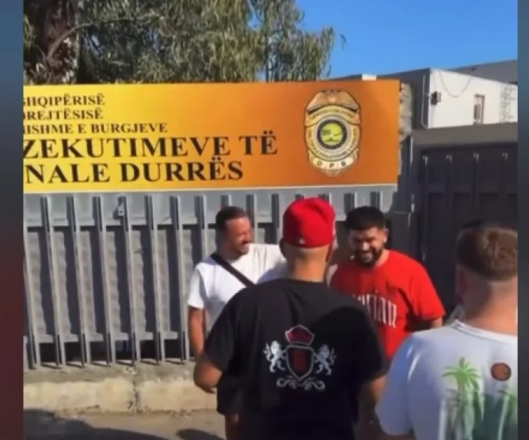 Pamje kur Noizy del nga burgu