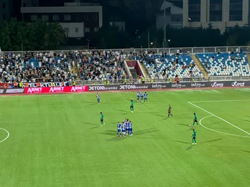 GOOOOL: Licht markiert das dritte Ziel, sehr nah an den Qualifikationen bei Play Off
