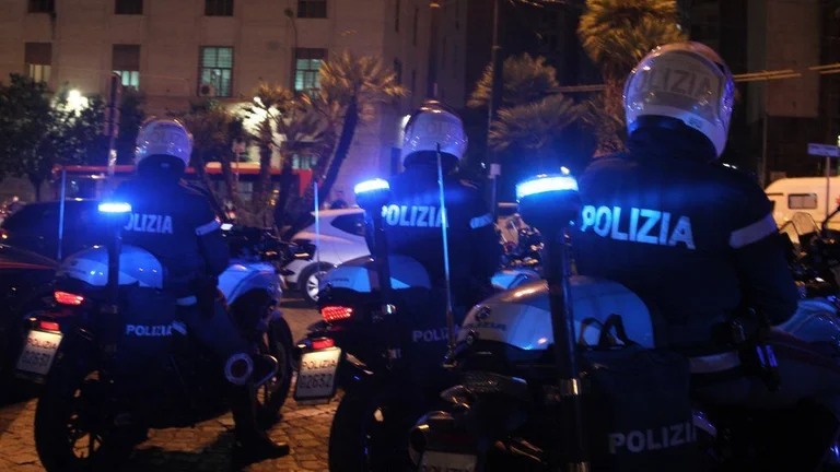Albanese battere e ricoverare due agenti di polizia italiani