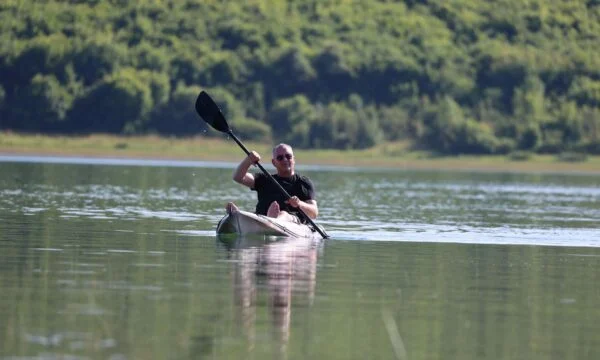 Remosaj du lac Radonic réagit à Dejona Mihali: Venez nager, putain de serviteurs.