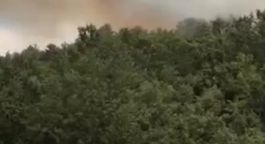 Großes Feuer in einem Dorf Podujevo