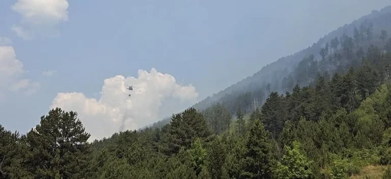KFOR interviene dall'aria, incendi fuori a Prevala